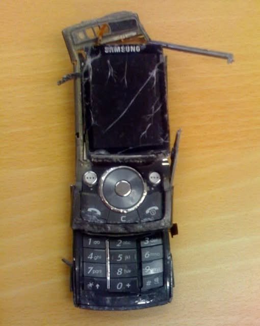 Man Findss a Smashed Phone on the Roadside—When He Inserts the SIM Card Into His Own Phone and Calls ‘Daughter,’ His Heart Stops